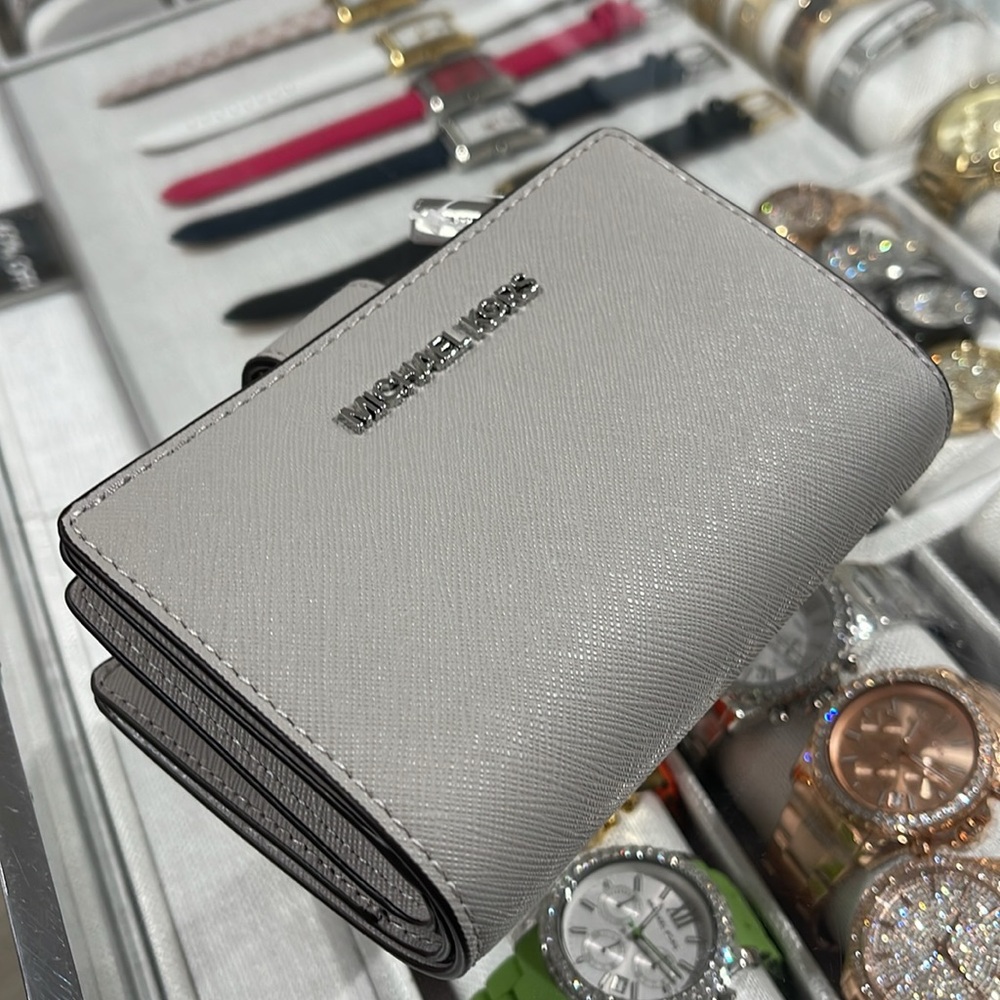 MICHAEL KORS Medium Saffiano Leather Bifold Zip CN Wallet
PEARL GREY
NWT - Picture 10 of 16